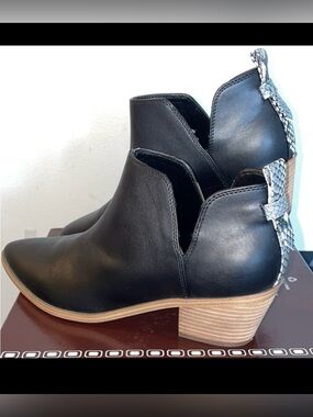 NINE WEST Women’s 10 ankle boots.